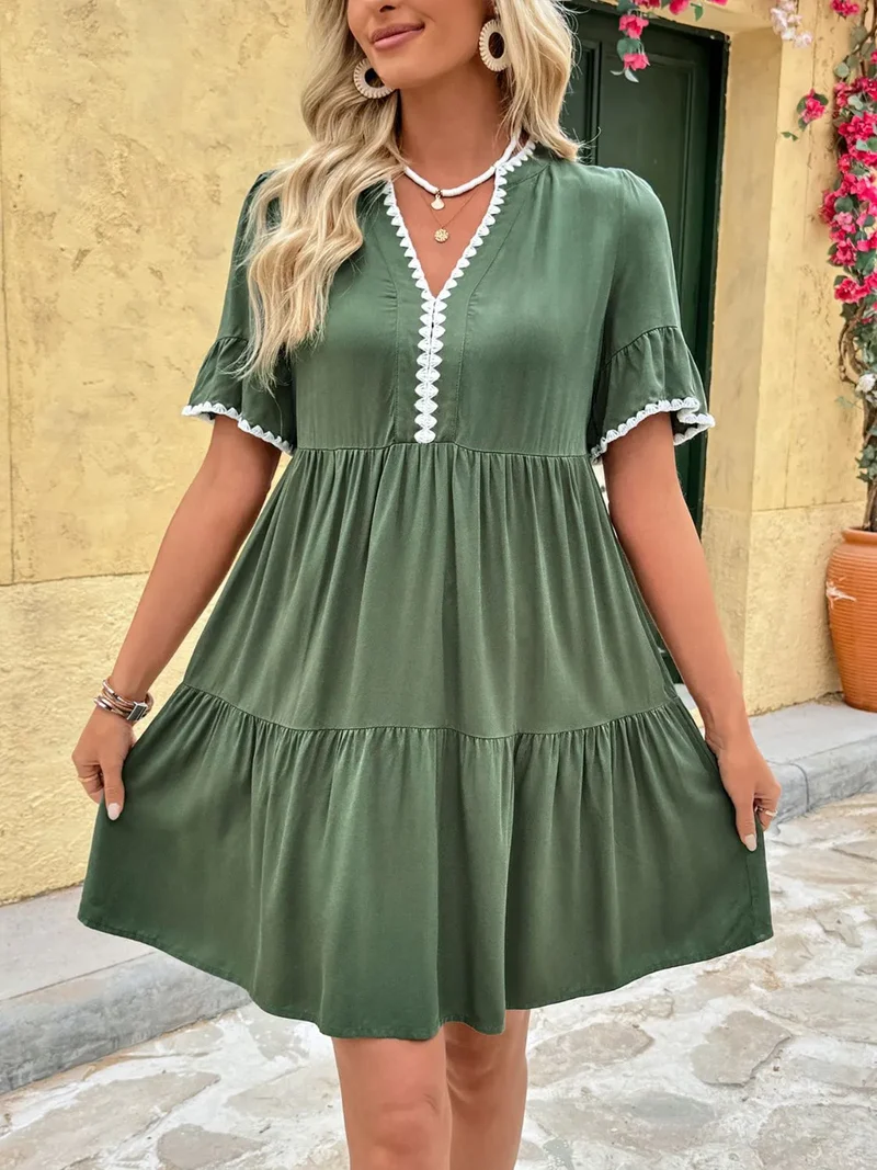 Mini-robe à volants crantés et détails en dentelle