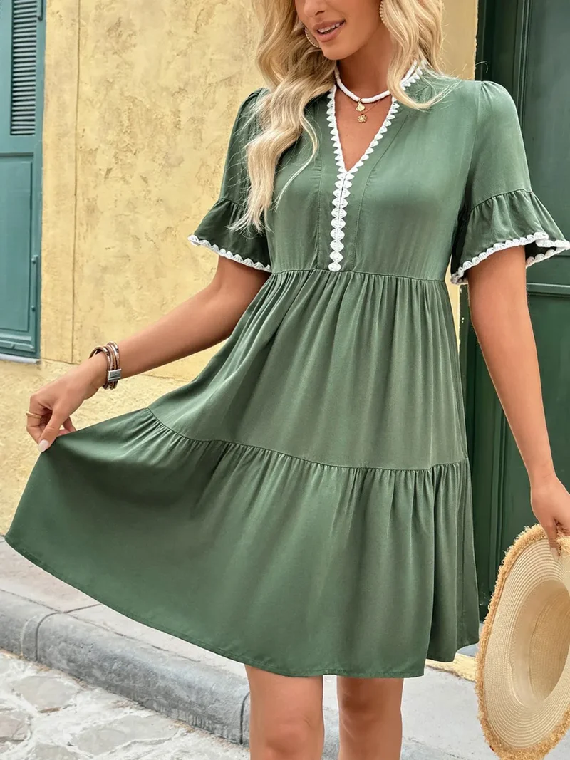 Mini-robe à volants crantés et détails en dentelle