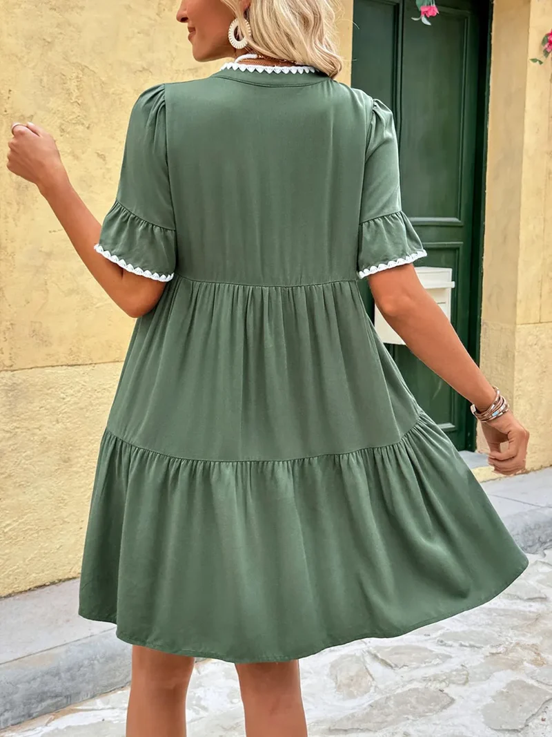 Mini-robe à volants crantés et détails en dentelle