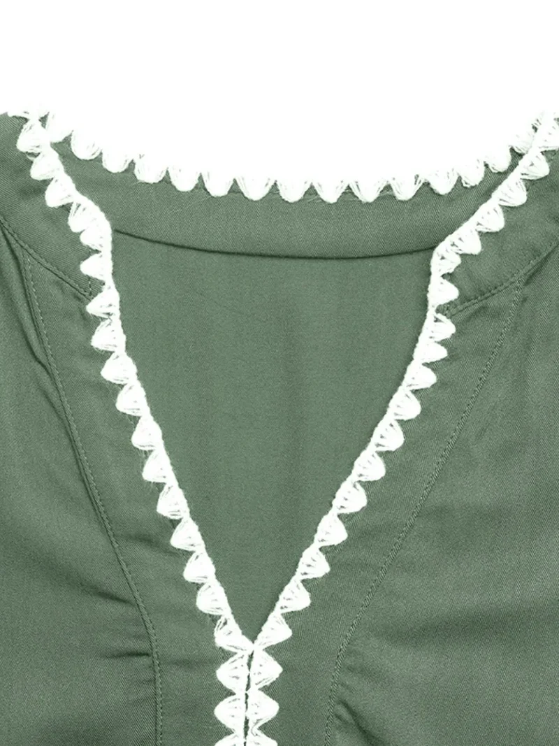 Mini-robe à volants crantés et détails en dentelle