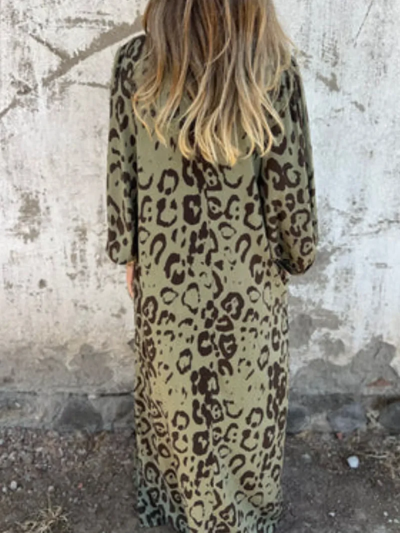 Robe imprimée à col en V et poches, grande taille