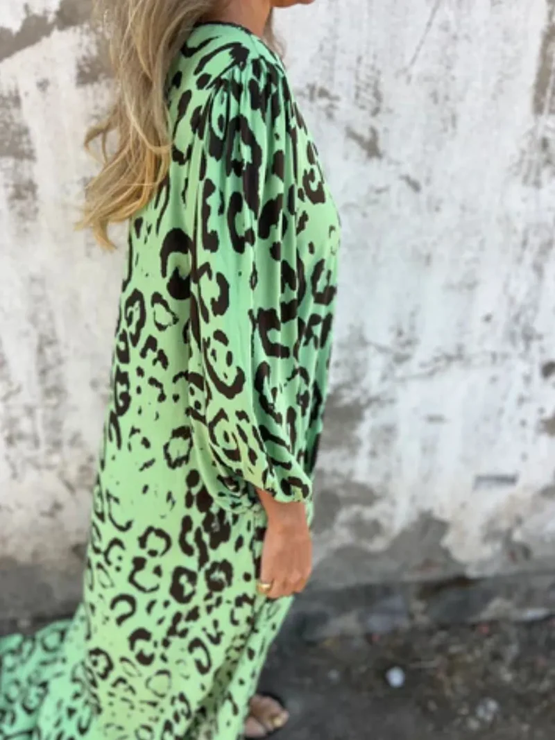 Robe imprimée à col en V et poches, grande taille