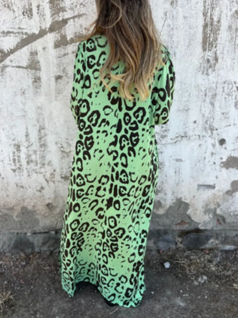 Robe imprimée à col en V et poches, grande taille