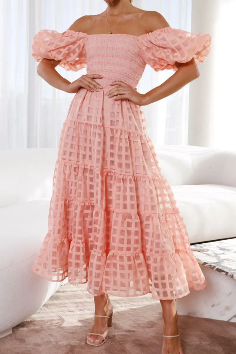 Robe mi-longue à épaules dénudées et manches courtes bouffantes