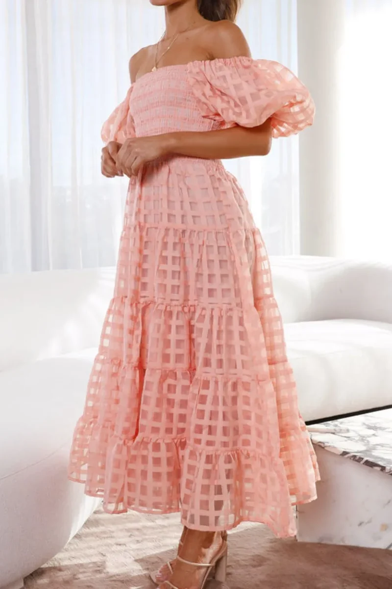 Robe mi-longue à épaules dénudées et manches courtes bouffantes
