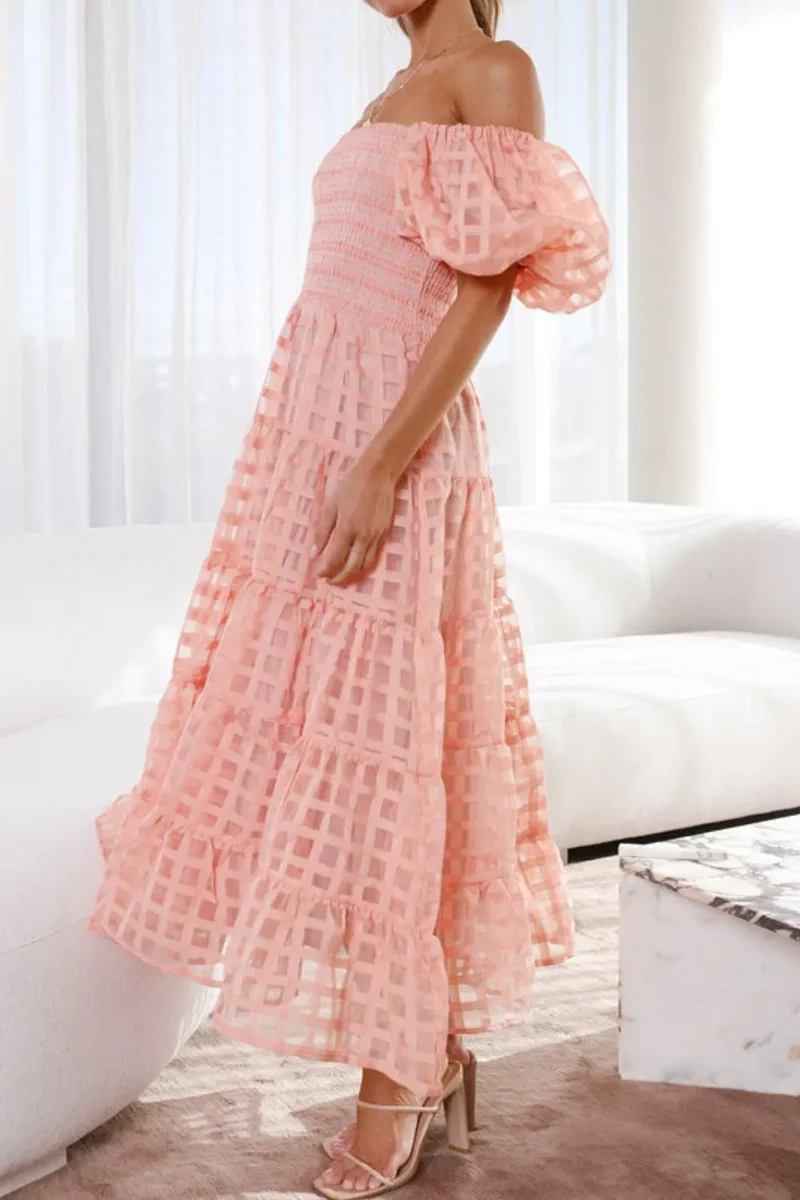 Robe mi-longue à épaules dénudées et manches courtes bouffantes