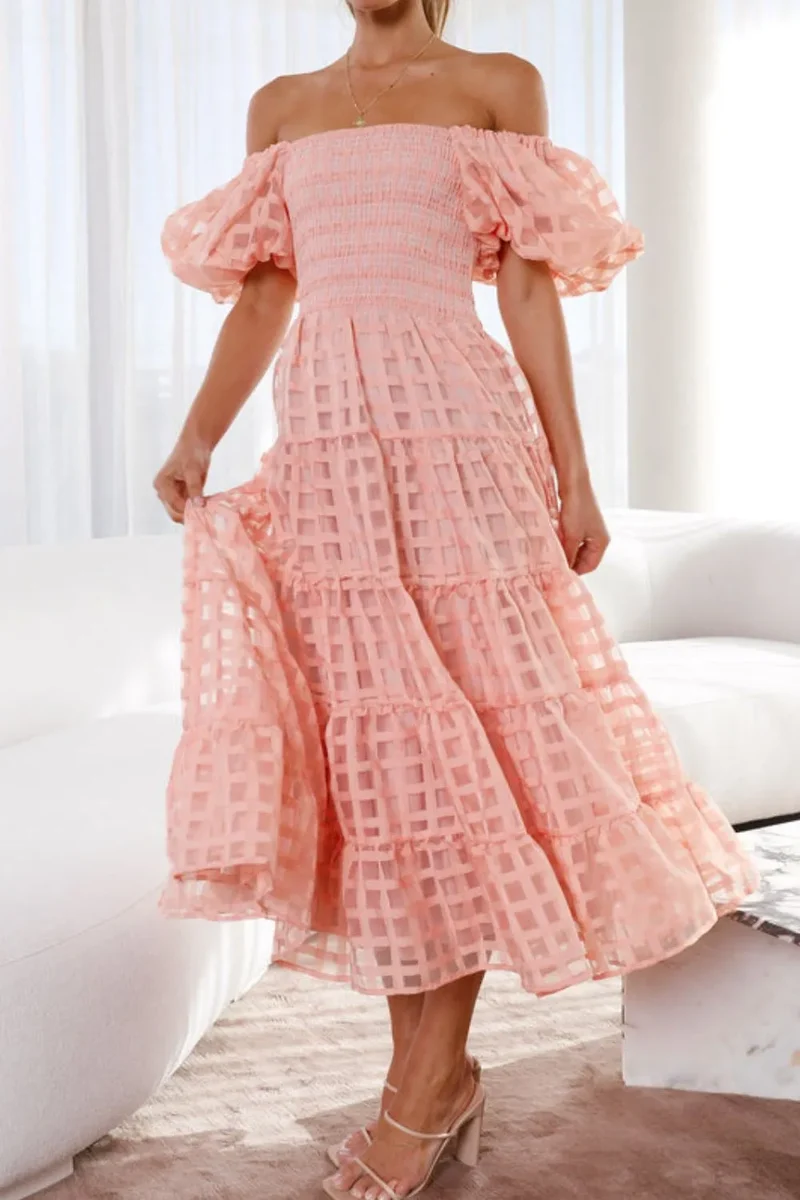 Robe mi-longue à épaules dénudées et manches courtes bouffantes