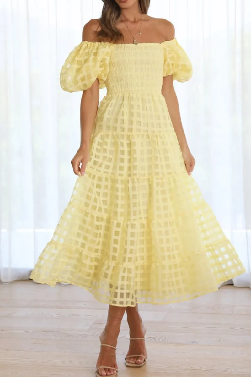 Robe mi-longue à épaules dénudées et manches courtes bouffantes