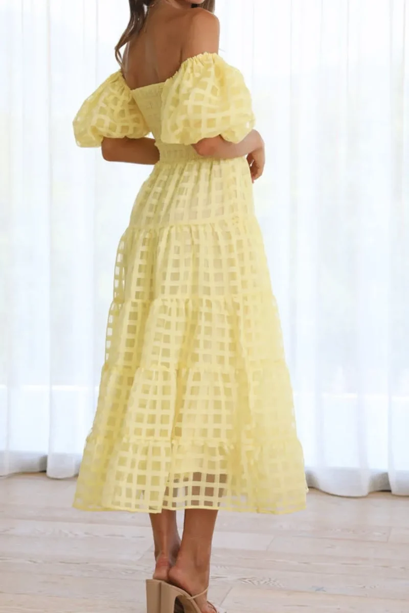Robe mi-longue à épaules dénudées et manches courtes bouffantes