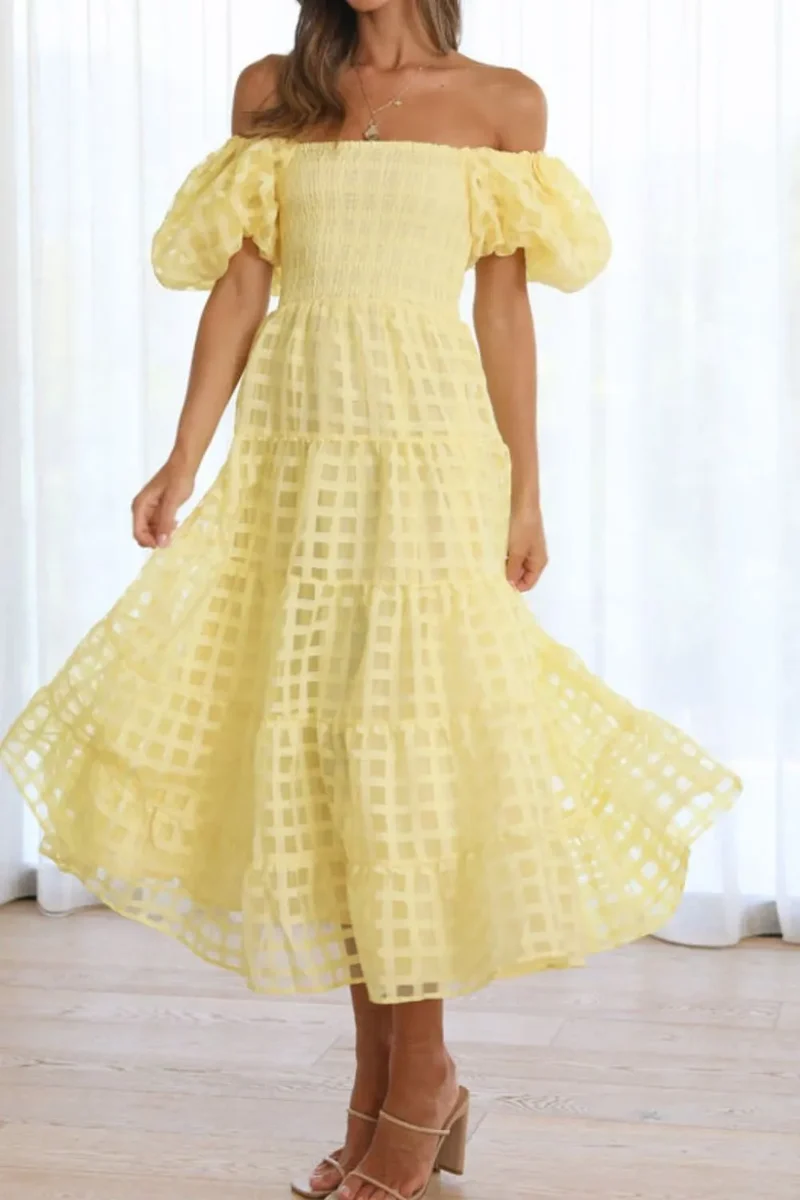 Robe mi-longue à épaules dénudées et manches courtes bouffantes