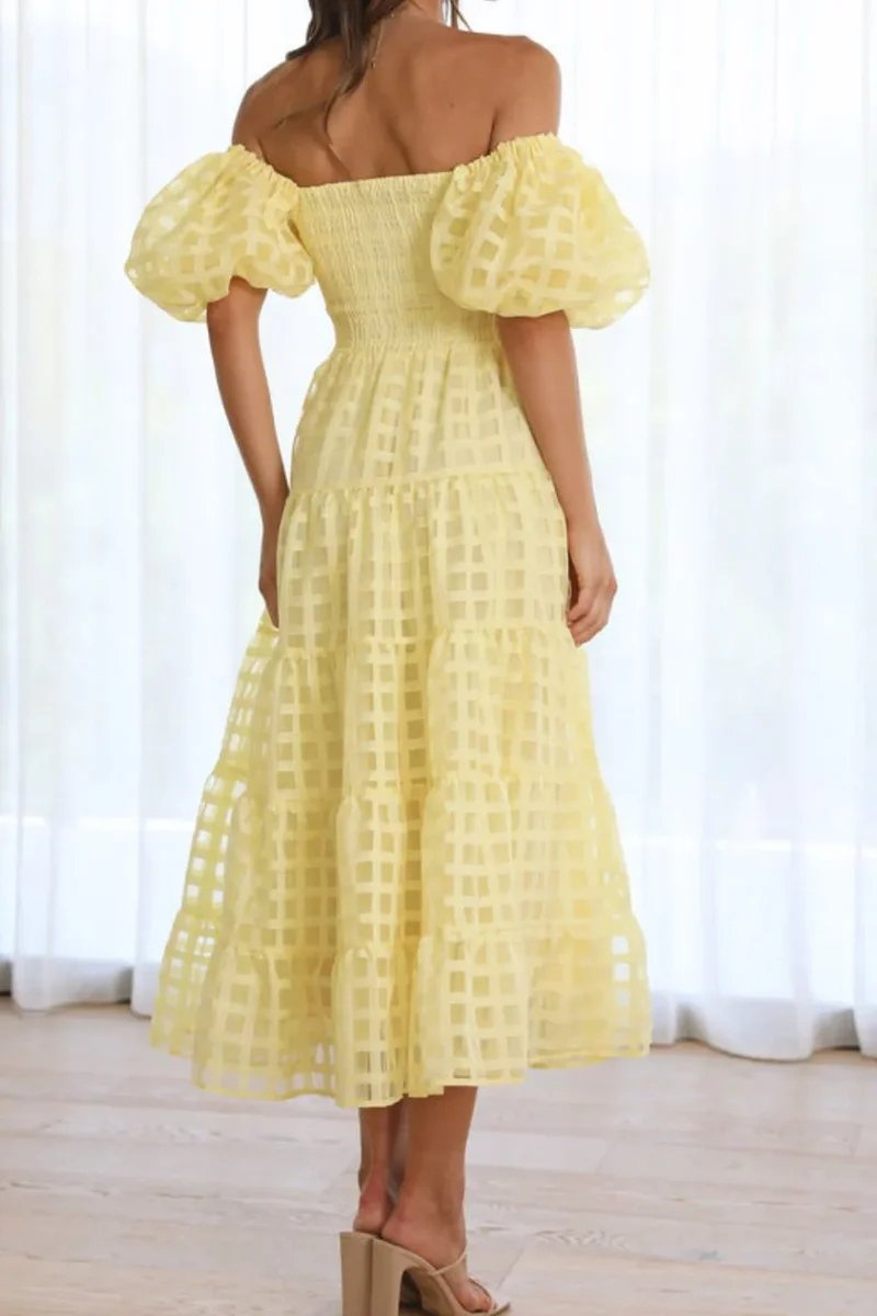 Robe mi-longue à épaules dénudées et manches courtes bouffantes