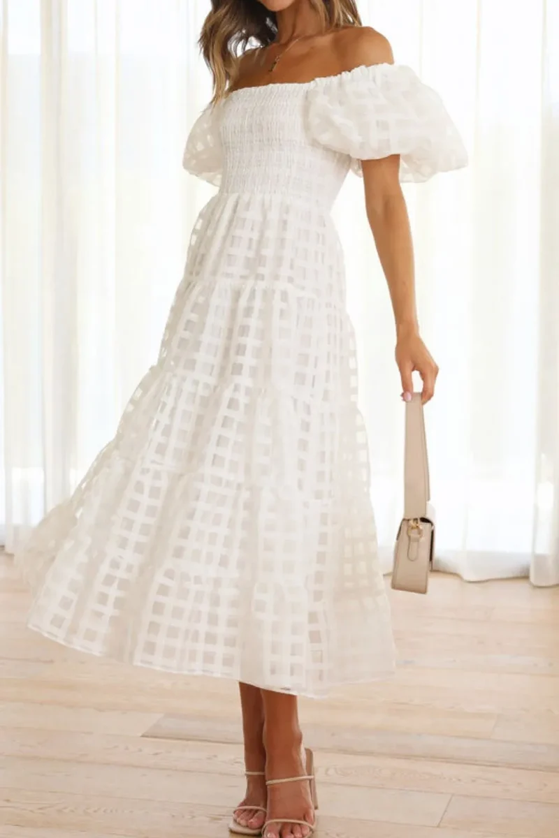 Robe mi-longue à épaules dénudées et manches courtes bouffantes