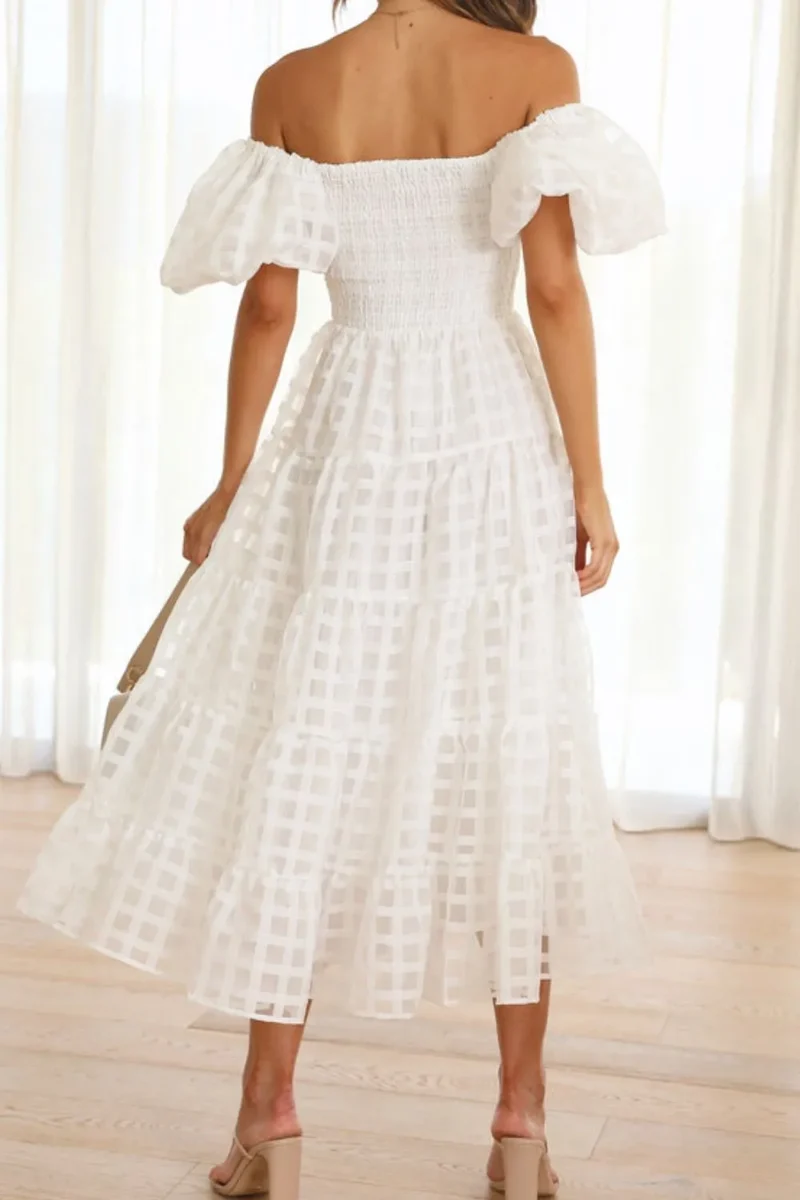 Robe mi-longue à épaules dénudées et manches courtes bouffantes