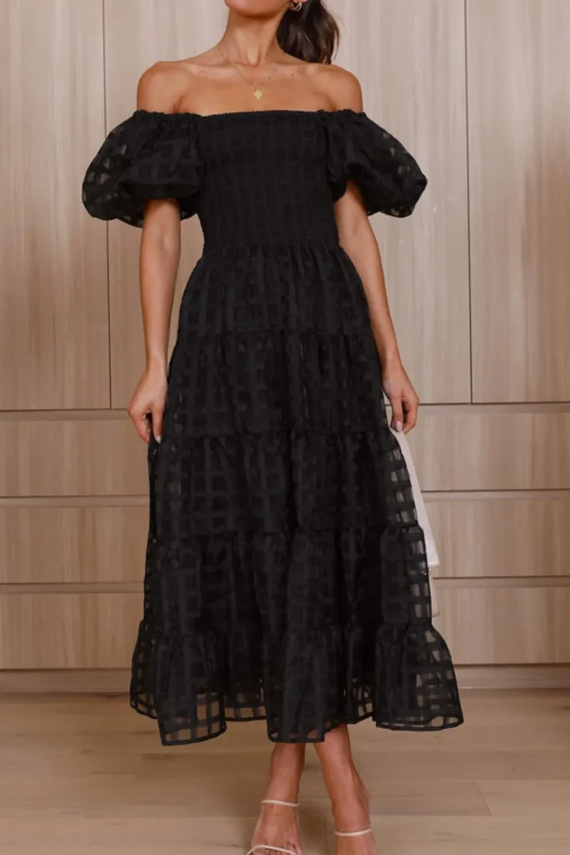 Robe mi-longue à épaules dénudées et manches courtes bouffantes