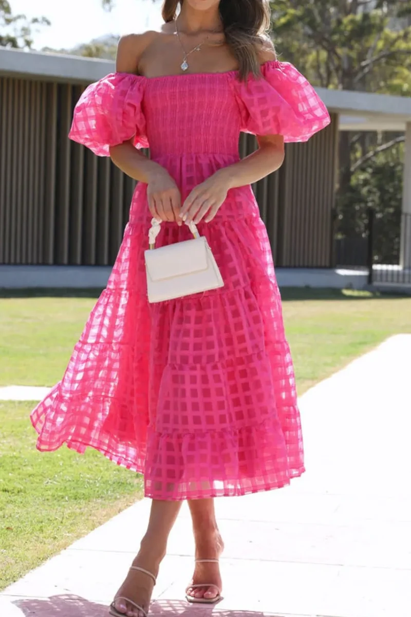 Robe mi-longue à épaules dénudées et manches courtes bouffantes