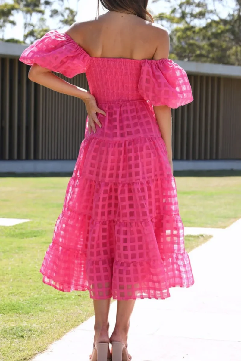 Robe mi-longue à épaules dénudées et manches courtes bouffantes