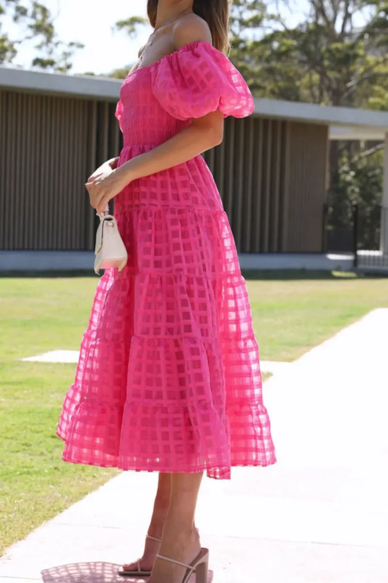 Robe mi-longue à épaules dénudées et manches courtes bouffantes