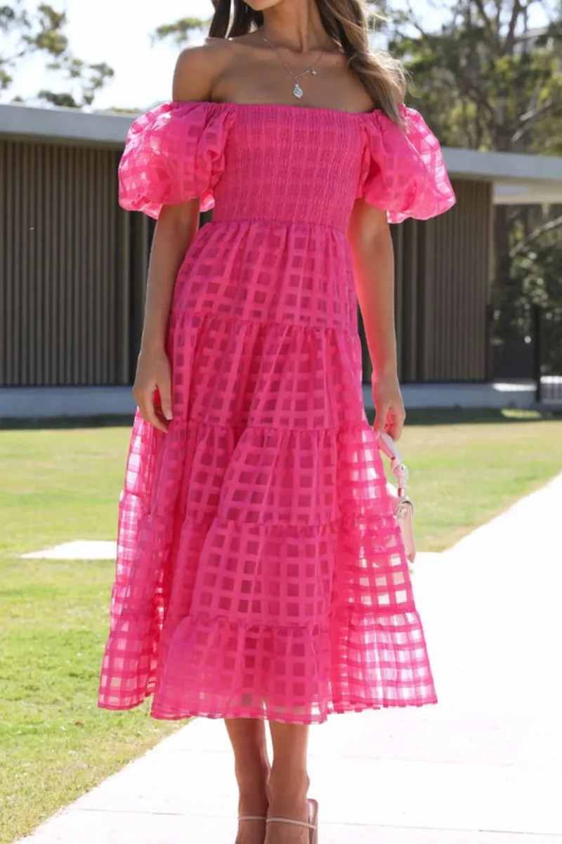 Robe mi-longue à épaules dénudées et manches courtes bouffantes