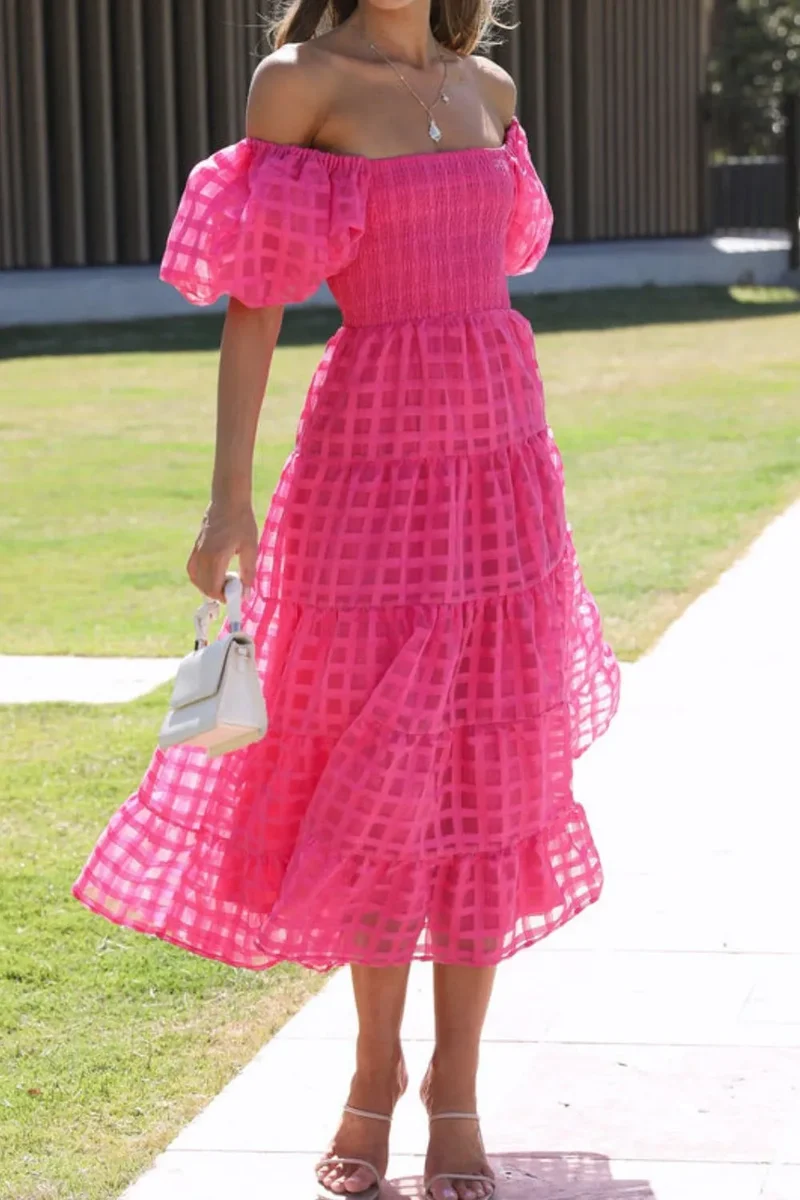 Robe mi-longue à épaules dénudées et manches courtes bouffantes