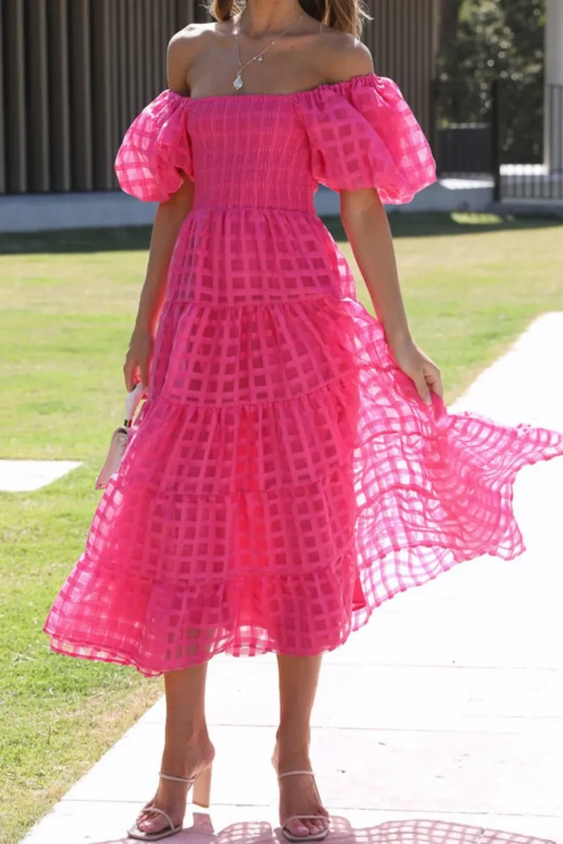 Robe mi-longue à épaules dénudées et manches courtes bouffantes