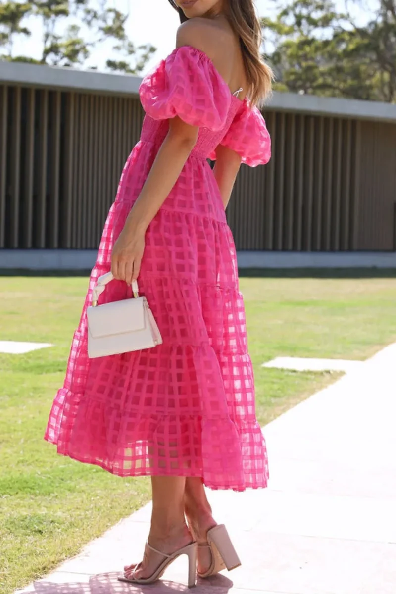 Robe mi-longue à épaules dénudées et manches courtes bouffantes