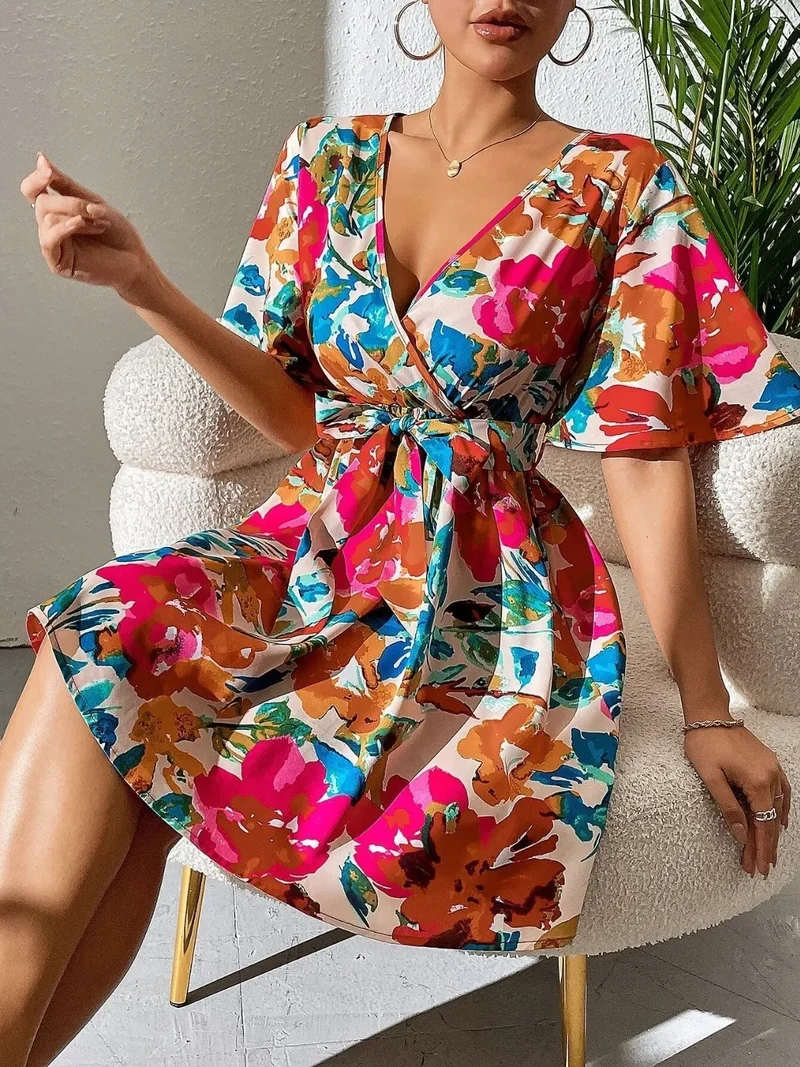 Mini-robe imprimée à manches courtes et surplis