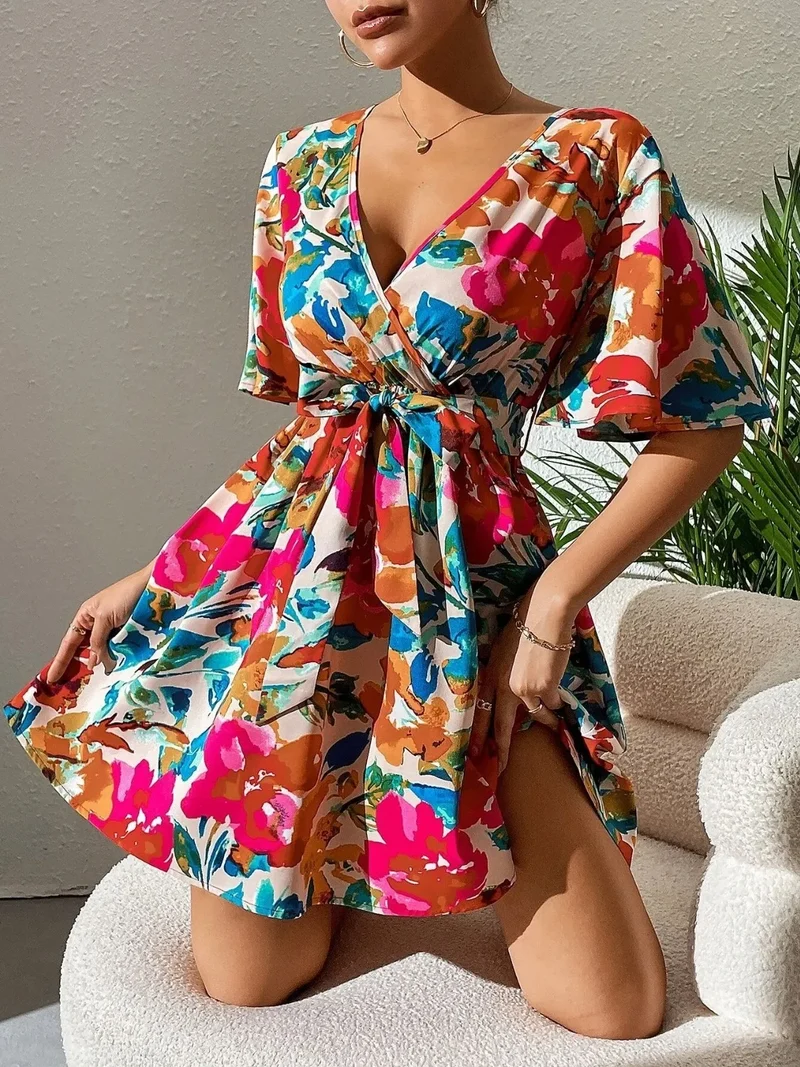 Mini-robe imprimée à manches courtes et surplis