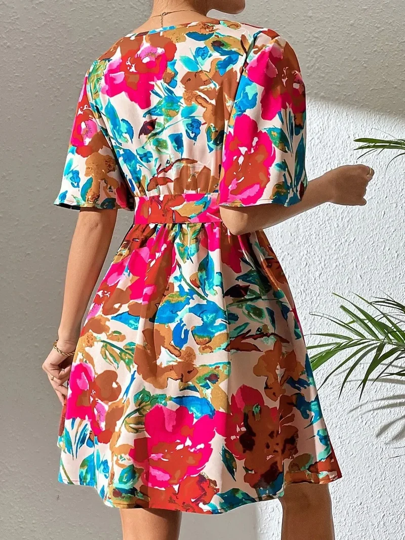 Mini-robe imprimée à manches courtes et surplis
