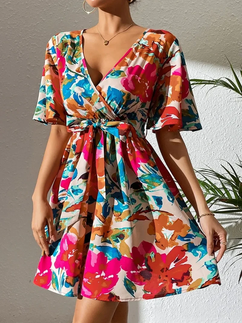 Mini-robe imprimée à manches courtes et surplis