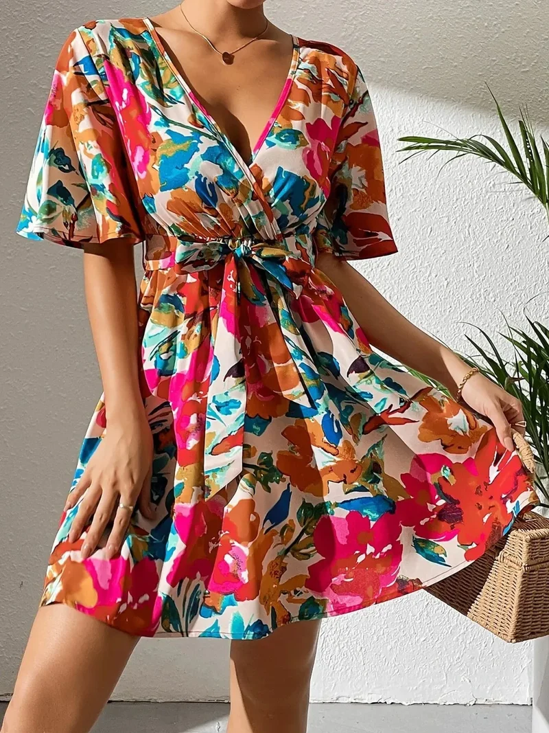 Mini-robe imprimée à manches courtes et surplis