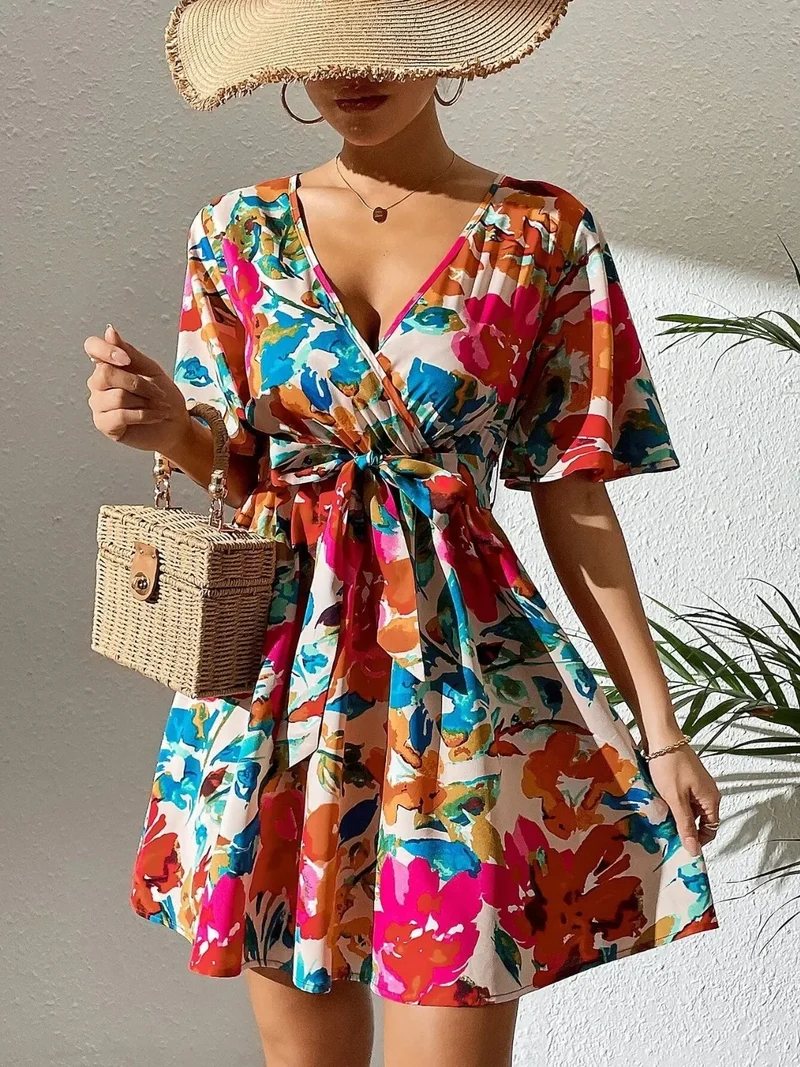 Mini-robe imprimée à manches courtes et surplis
