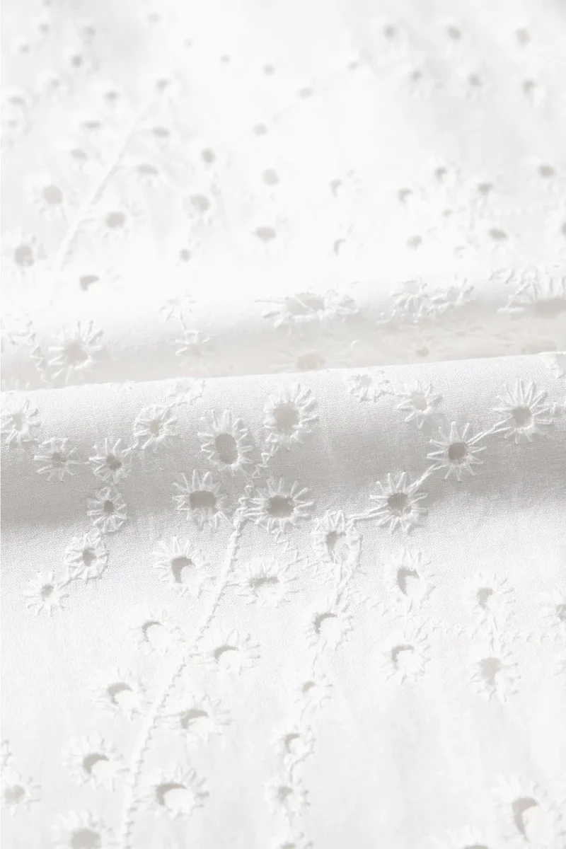 Robe droite sans manches brodée de fleurs à œillets
