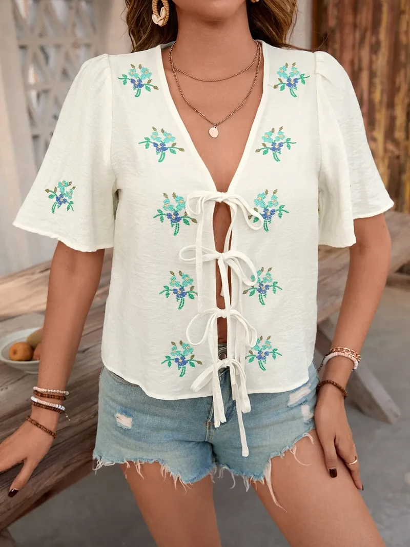 Chemise à manches courtes et col en V brodée