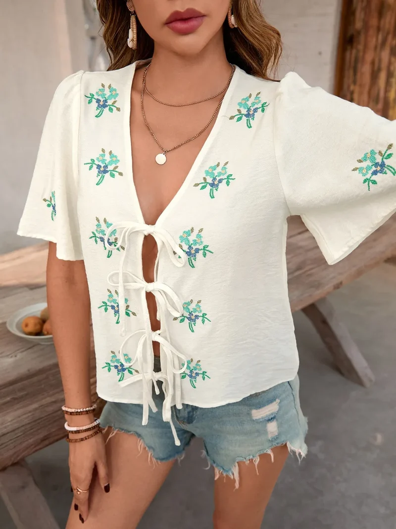 Chemise à manches courtes et col en V brodée
