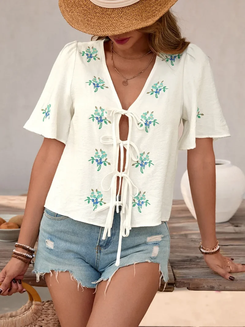 Chemise à manches courtes et col en V brodée
