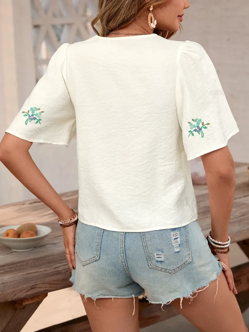 Chemise à manches courtes et col en V brodée