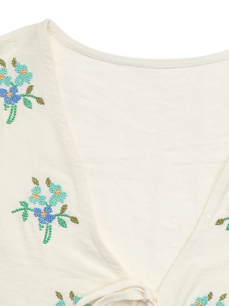 Chemise à manches courtes et col en V brodée