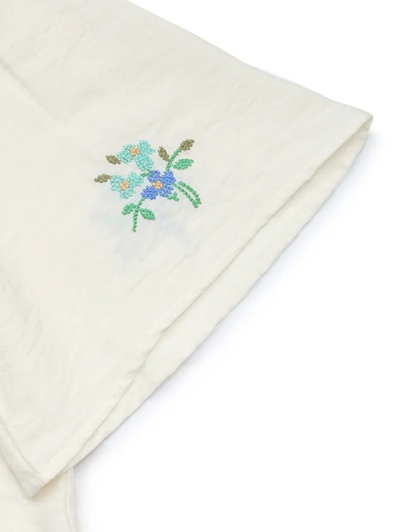Chemise à manches courtes et col en V brodée