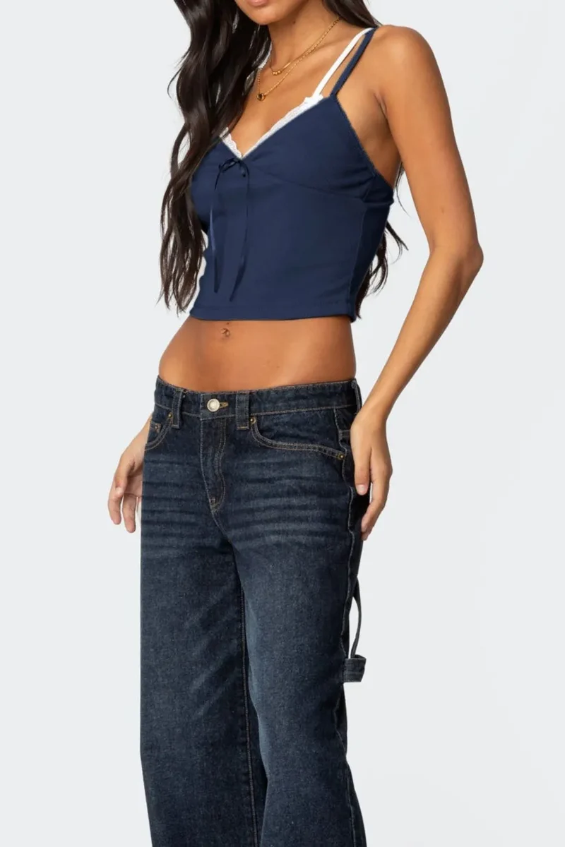 Camisole à col en V et détails en dentelle