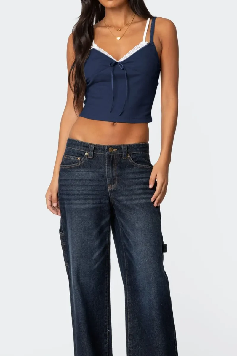 Camisole à col en V et détails en dentelle