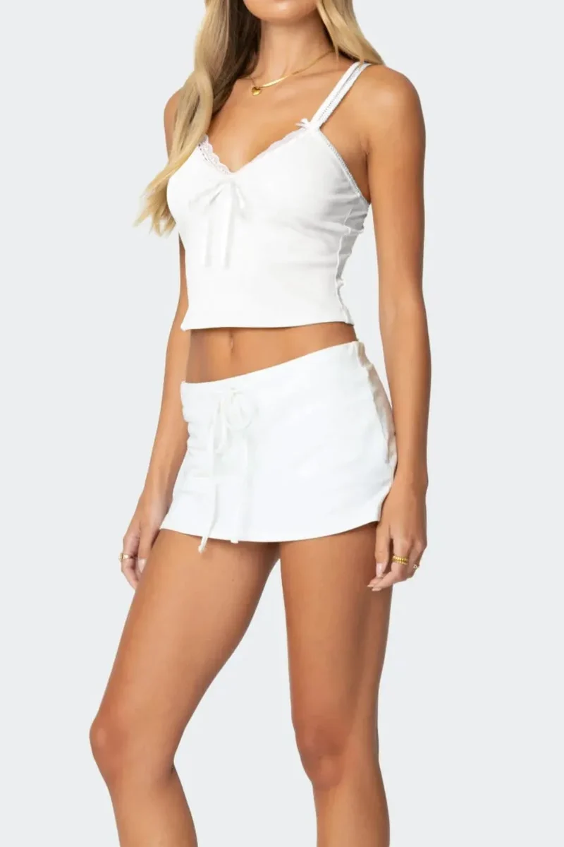 Camisole à col en V et détails en dentelle