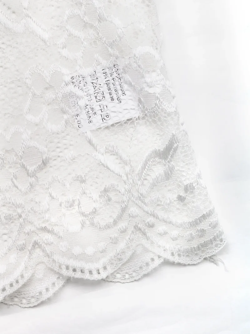 Camisole à découpes en dentelle sur le devant