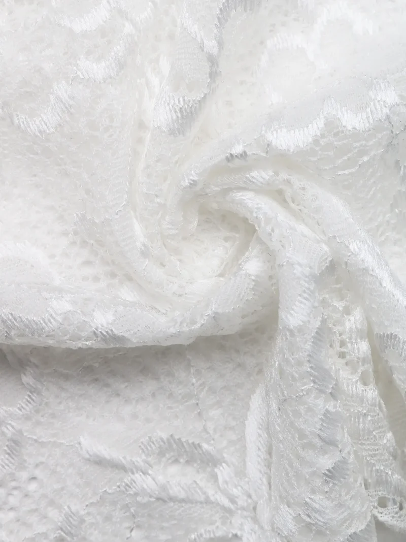 Camisole à découpes en dentelle sur le devant