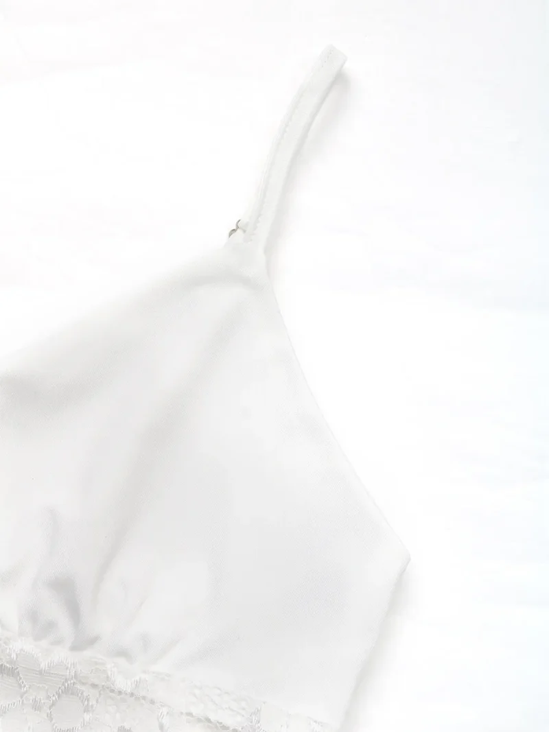 Camisole à découpes en dentelle sur le devant