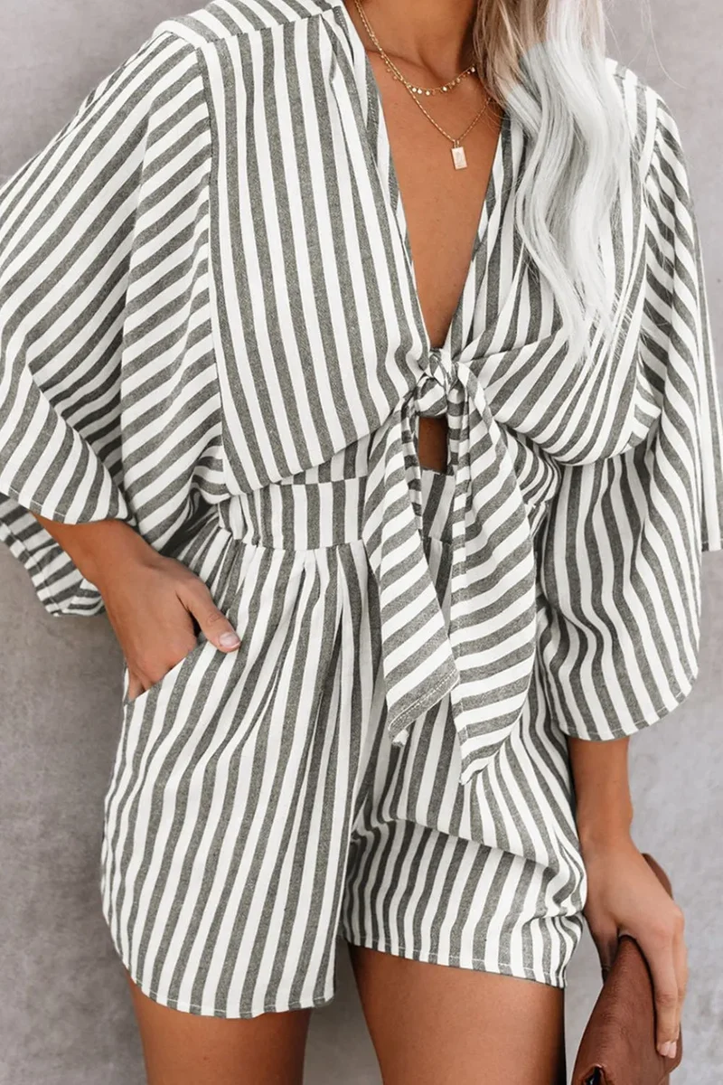 Combinaison à manches kimono rayées avec nœud