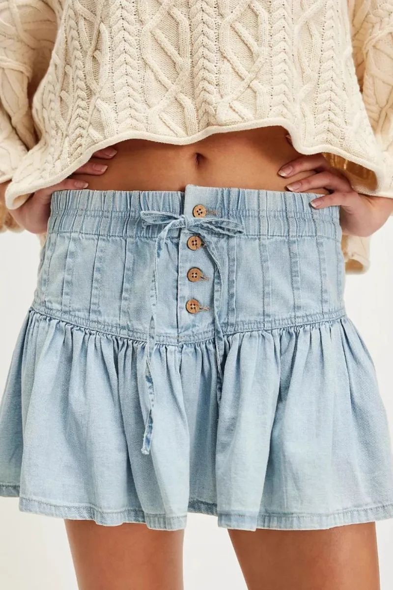 Mini-jupe en jean boutonnée à volants