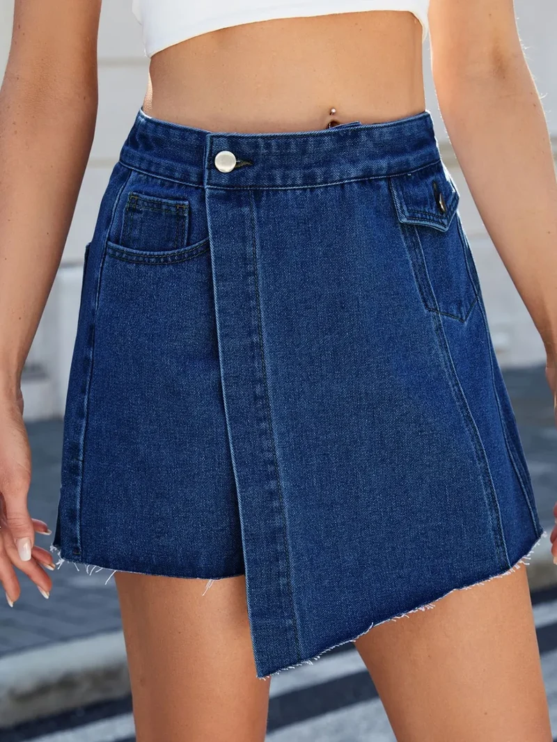 Jupe-short asymétrique en jean à ourlet effiloché