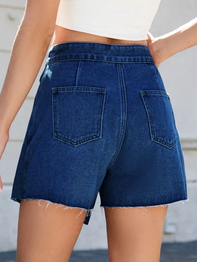 Jupe-short asymétrique en jean à ourlet effiloché