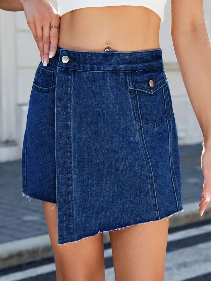 Jupe-short asymétrique en jean à ourlet effiloché