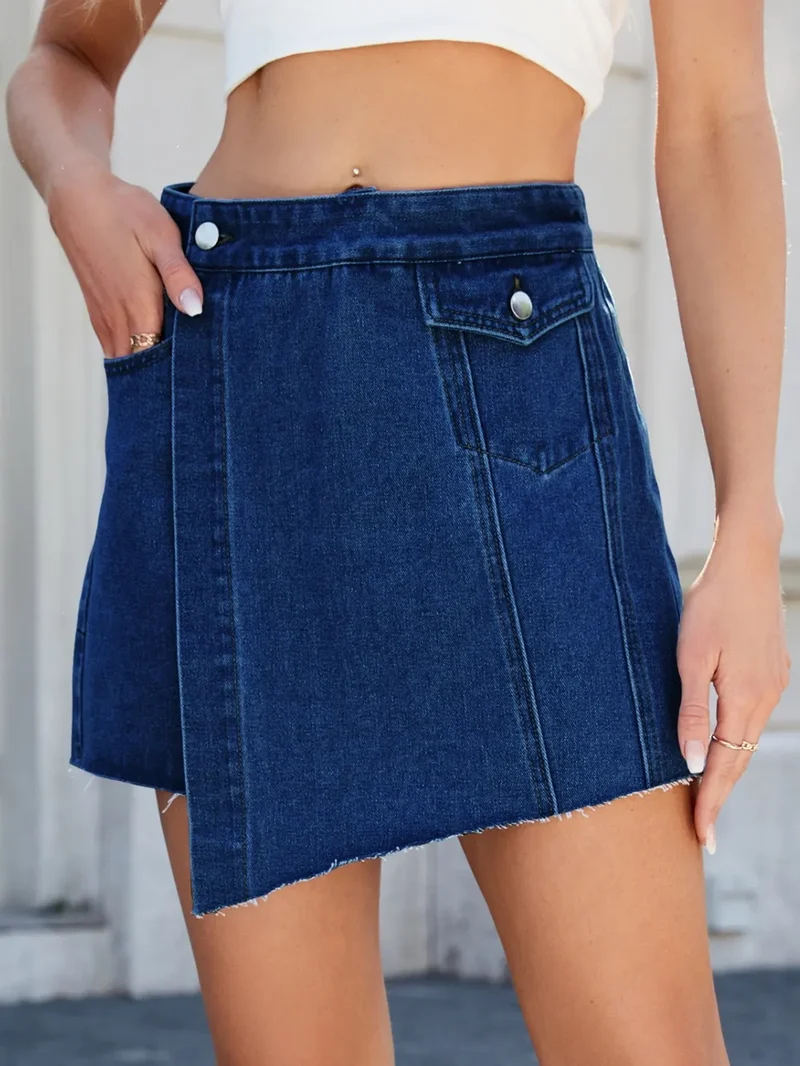 Jupe-short asymétrique en jean à ourlet effiloché